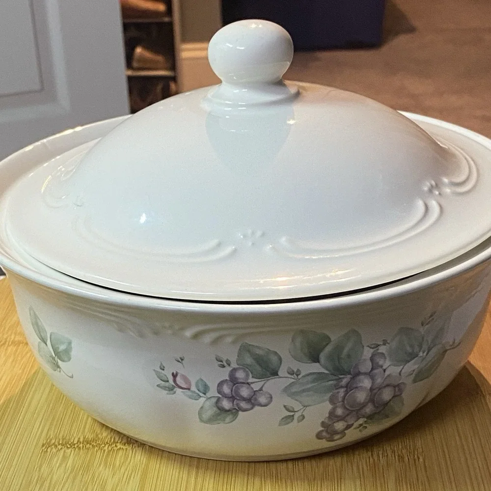 Pfaltzgraff Grapevine 2 Quart Round‎ Covered Casserole Microwave Safe